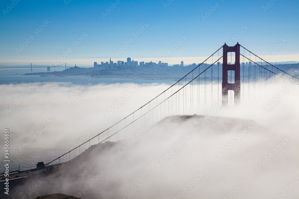 Obraz premium Low Fog in Golden Gate Bridge, San Francisco