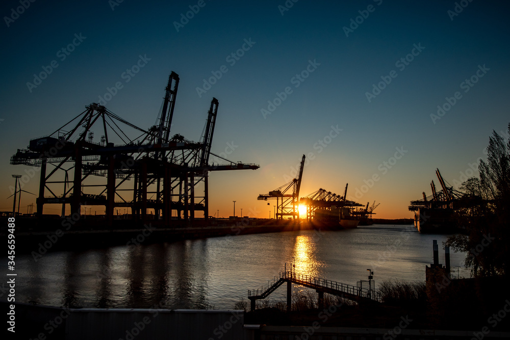 Container Kräne bei Sonnenuntergang
