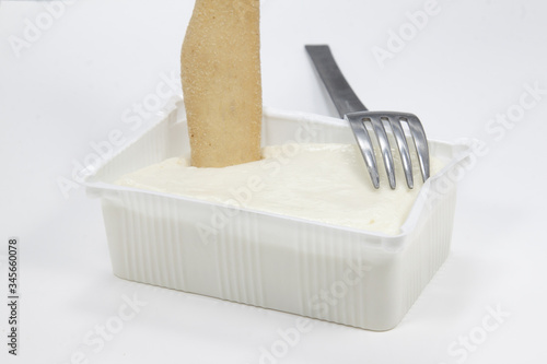 Obraz na płótnie formaggio tenero di bovino stracchino con vaschetta