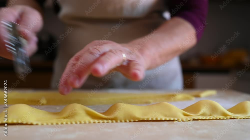 Fasi di preparazione della pasta italiana con uova e farina Fasi di preparazione della pasta italiana con uova e farina