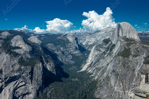 A view from Yosemite National Park seen from the glaciar point.