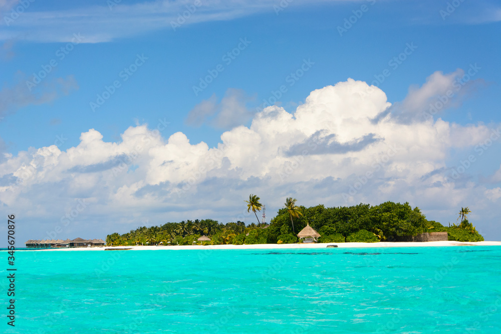 
Vacanze su spiagge coralline nel mare delle Maldive