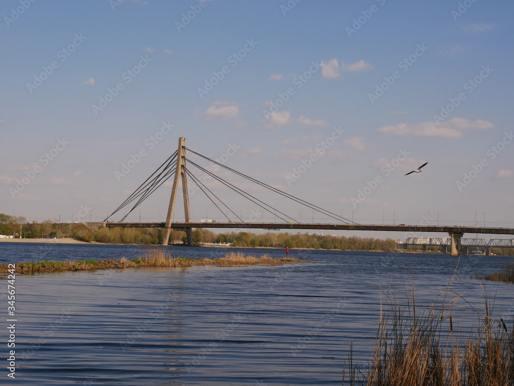 Obraz premium North Bridge Moscow Bridge across Dnieper River from Obolonskaya Embankment ,Kyiv Ukraine.