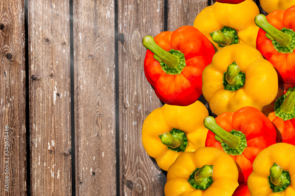 Sortiment von Paprika Auf einer Holzplatte Stock Photo Adobe Stock