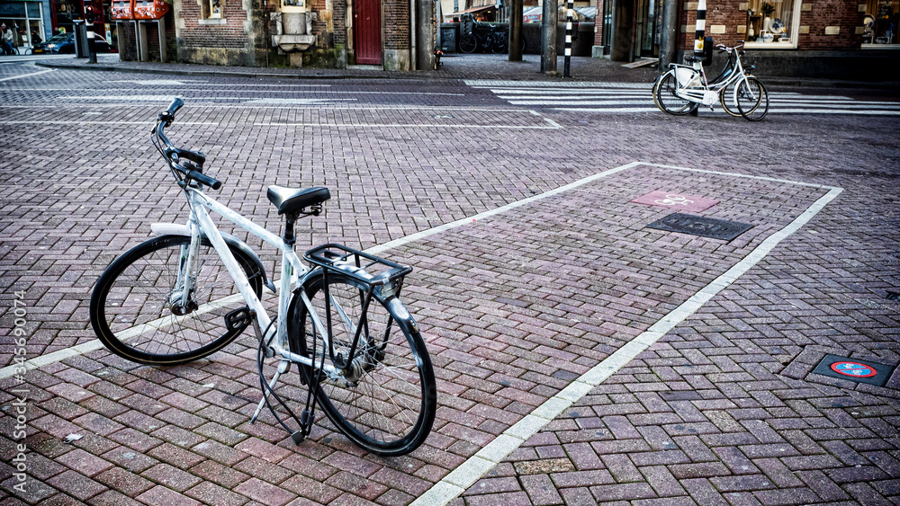 Bicicletas típicas en las calles de Amsterdam