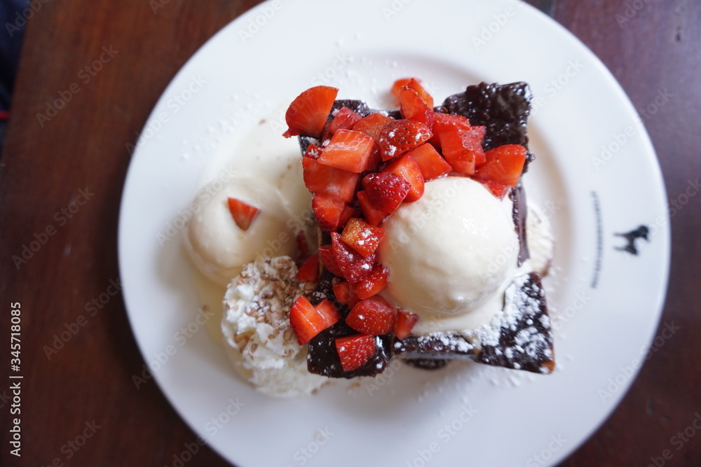 Bingsu chocolate and strawberry with vanilla ice cream Bingsu chocolate and strawberry with vanilla ice cream