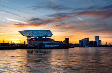 Tableau sur plexiglas Anvers Administration portuaire d'Anvers au coucher du soleil  © Ronny