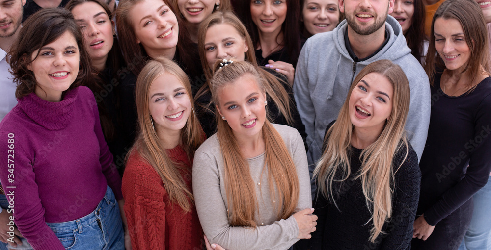 Fototapeta premium grupa różnych młodych ludzi stojących razem