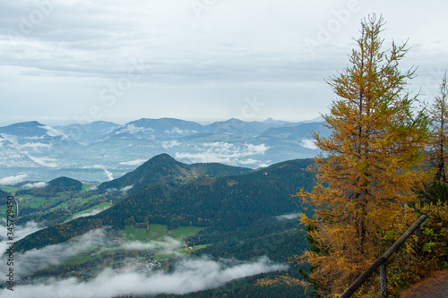 Fototapeta Naklejka Na Ścianę i Meble -  view of Alpine valley from The Kehlsteinhaus, Berchtesgaden National Park