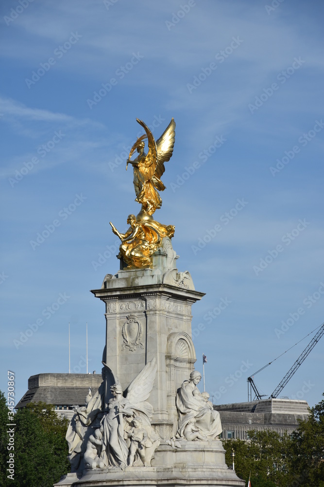Fototapeta premium The Victoria Memorial is a monument to Queen Victoria, located at the end of The Mall in London, and designed and executed by the sculptor (Sir) Thomas Brock. Designed in 1901.
