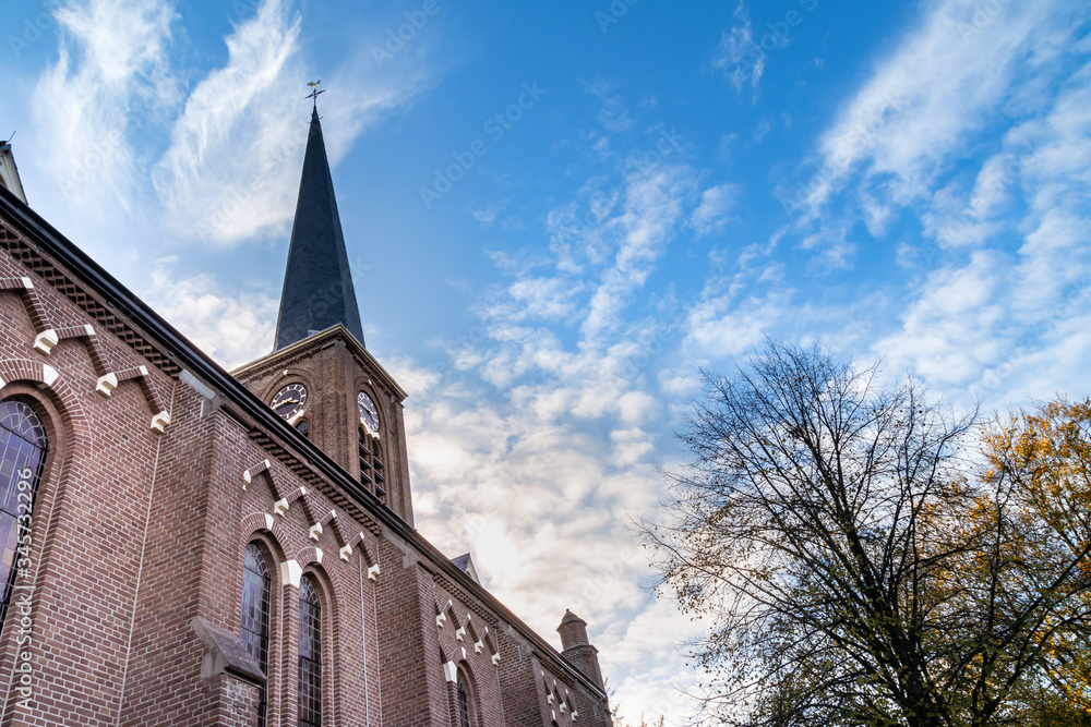 Kościół rzymsko-katolicki w Holandii Północnej, Oudorp. - obrazy, fototapety, plakaty 