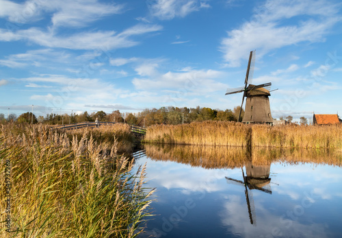 Holenderski wiatrak nad kanałem wodnym, Oudorp w Holandii Północnej