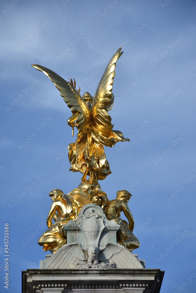 Obraz premium Gilded Winged Victory at the top of the Victoria Memorial, London.
