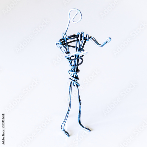 Obraz na płótnie A man of wire stands gesturing with his hands, symbolizing conversation, proof w salonie