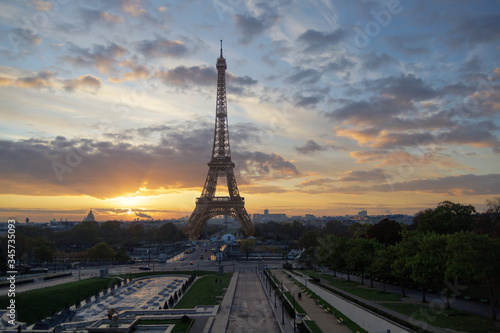 Sunrise in Paris looking at Eiffel Tower from Trocadero with beautiful sky colors. © Tartalo