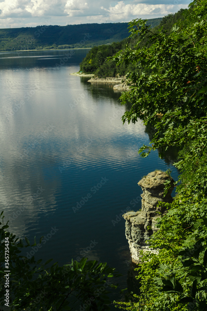 Obraz premium Cloudy sky reflected in the lake