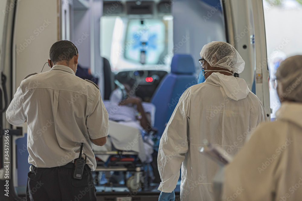 Obraz premium Paciente chegando ao hospital de campanha do Anhembi.