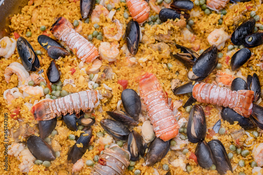 Paella de mariscos, plato con camarones, langosta, langostinos, almejas, arroz y verduras Stock