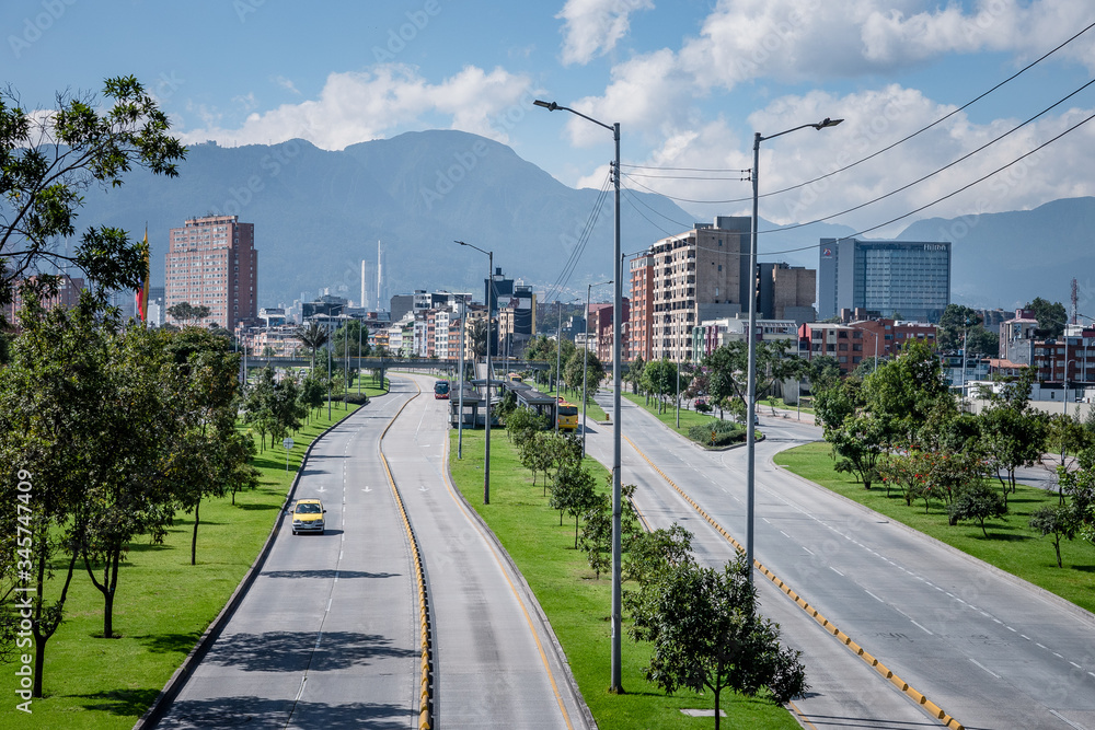 Calle 26 de la ciudad de Bogotá mirando hacia los cerros orientales de la Capital de Colombia 