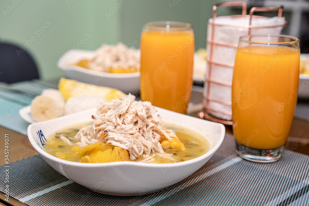 Ajiaco Santafereño, plato tipico colombiano, comida típica del interior de Colombia acompañado de jugo de mango Ajiaco Santafereño, plato tipico colombiano, comida típica del interior de Colombia acompañado de jugo de mango