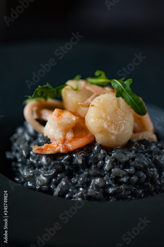 Obraz na płótnie Black risotto with shrimp, scallops and cuttlefish ink. w salonie