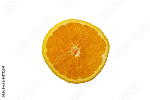 Eine geschnittene Orange isoliert.