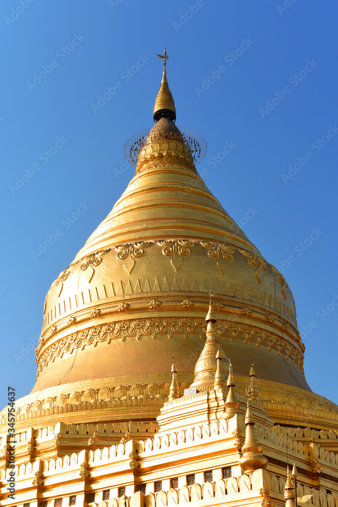 Fototapeta premium view to the Shwezigon pagoda or shwezigon paya, a Buddhist temple located in Nyaung-u, near Bagan, in Myamar (Burma)