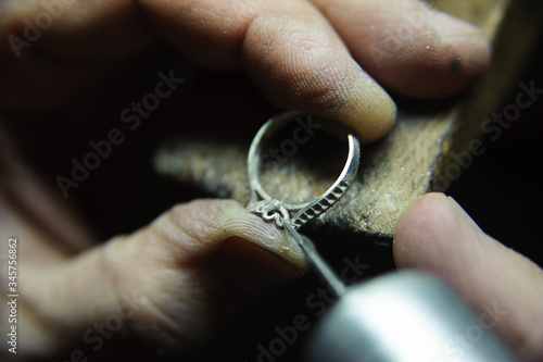 Surface treatment of jewelry rings in the manufacturing process