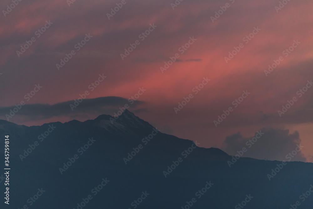 Obraz premium Detail landscape of the Nevado de Toluca, with the points full of nine, photo at sunset with mertiolate colors, with clouds