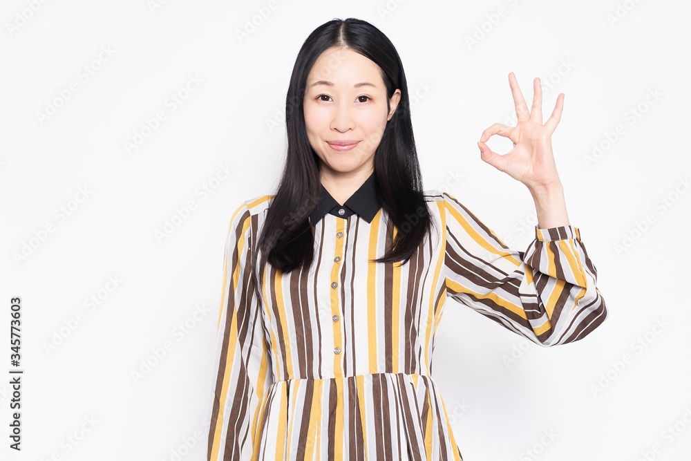OKのサインをする女性 OKのサインをする女性