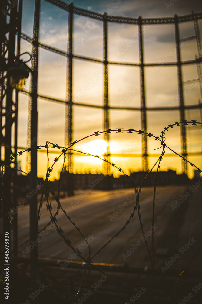 Fototapeta premium London Sunset behind Barbed Wire