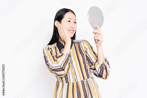 鏡を持つ女性