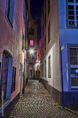 Gasse in der K  lner Altstadt bei Nacht