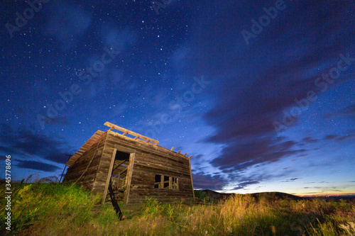 Fotografie abandoned shack at night, starry sky