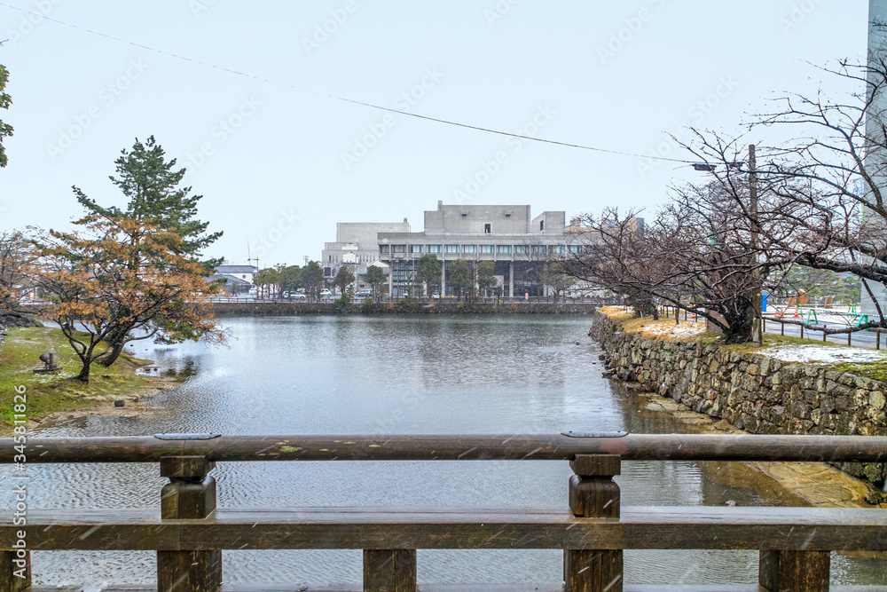 冬の松江城の千鳥橋からみた風景