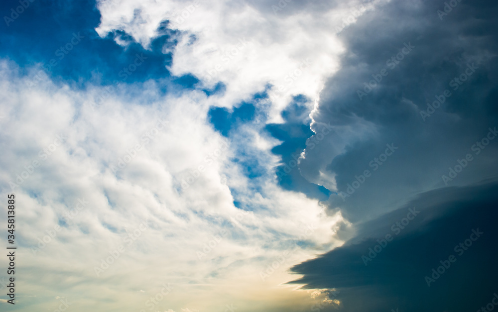 Obraz premium Dramatic Cumulonimbus Cloud formation during early sunset