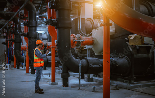 Fotografía A engineer under checking the industry cooling tower air conditioner is water cooling tower air chiller HVAC of large industrial building to control air system