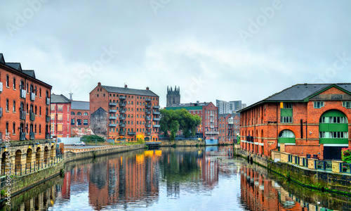 Obraz na plátně View of Leeds with the Aire River in England