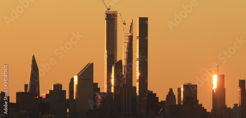 Wieczorne światło na wieżowcach Manhattanu NY