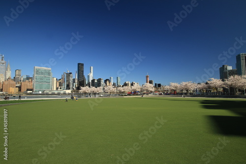 Wiosna w New York, widok z LIC na Manhattan