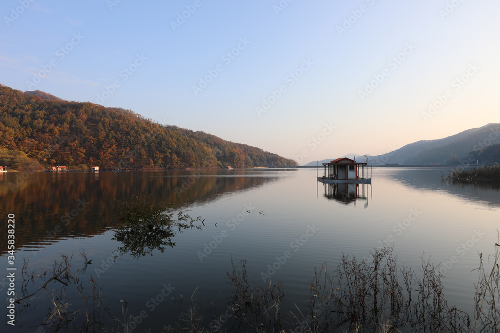 Landscape of a floating house in the beautiful reservoir of the morning