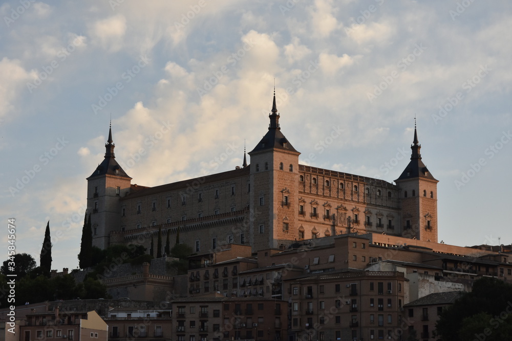 vista diurna del alcazar de toledo