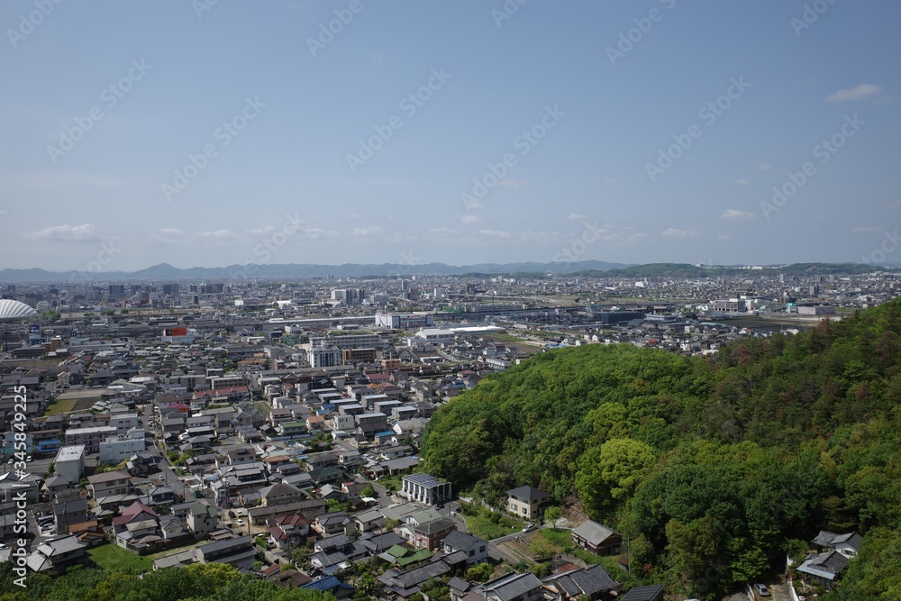日本の岡山の魚見山から見た町の風景