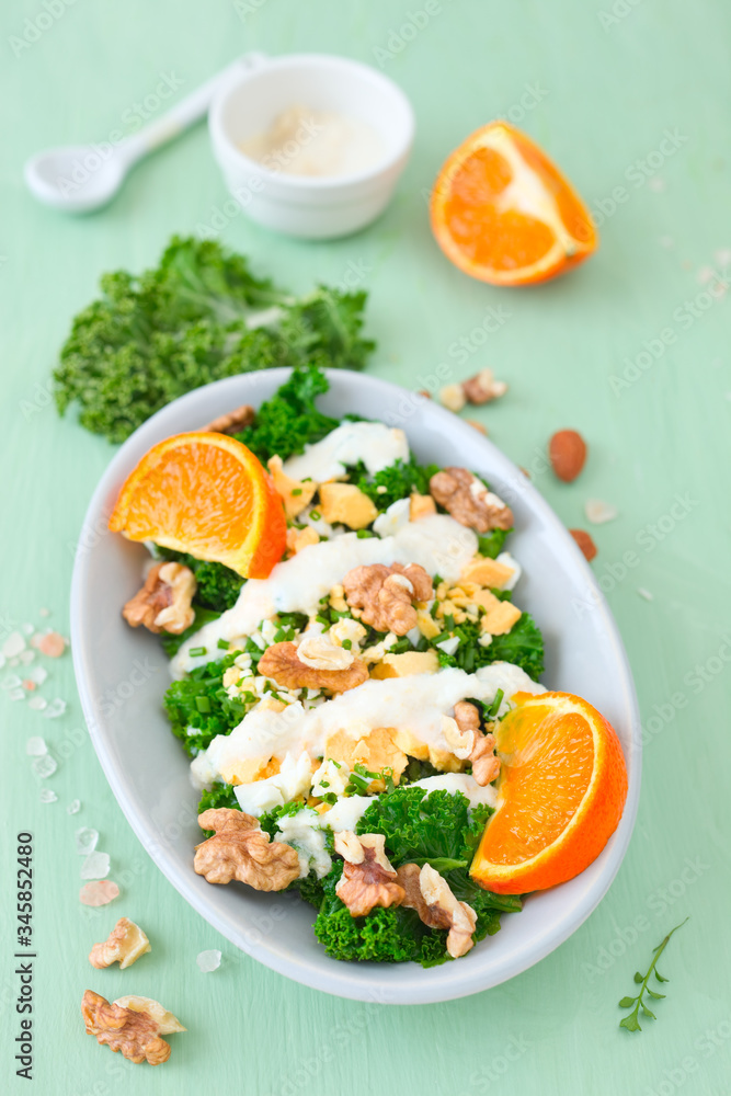 Grünkohl- Salat mit Ei	und Nuss