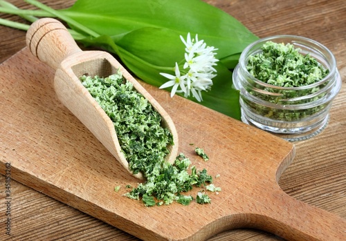 Fotografía Homemade salt from bear garlic