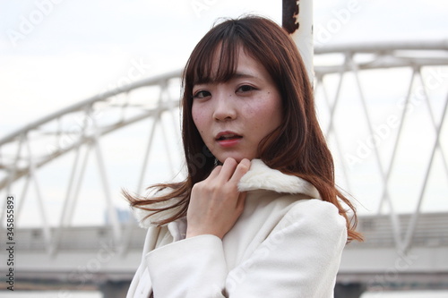秋にたたずむ日本人20代女性のモデル撮影 - ストリートスナップ秋冬