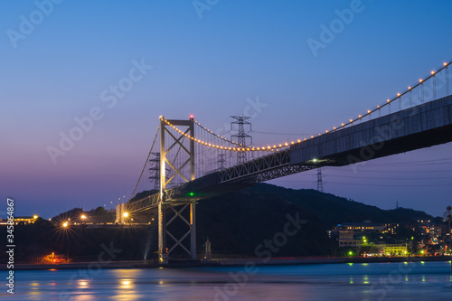 関門海峡の夕暮れと関門橋（福岡県）