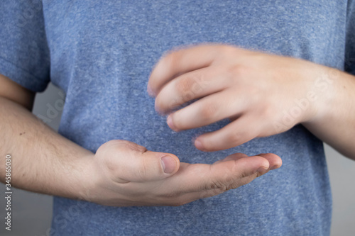 Canvastavla A patient with Parkinson's disease has trembling hands