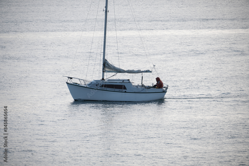 Voilier sur la mer calme .