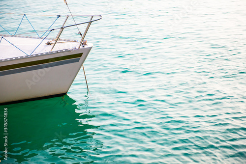 Fotografia Ship's bow and aquamarine water, lake Garda. Boat and sea, detail